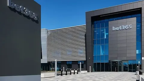 “移民局执法海报街头张贴，非法移民驱赶行动受阻”