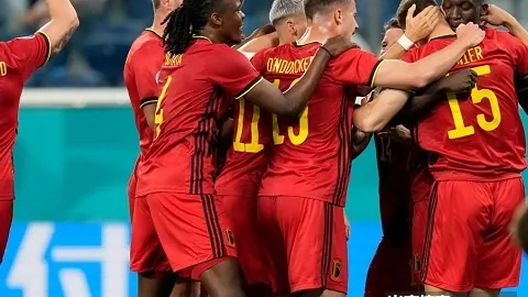 周杰伦今日热身试穿Crazy2OKCPE专属鞋款